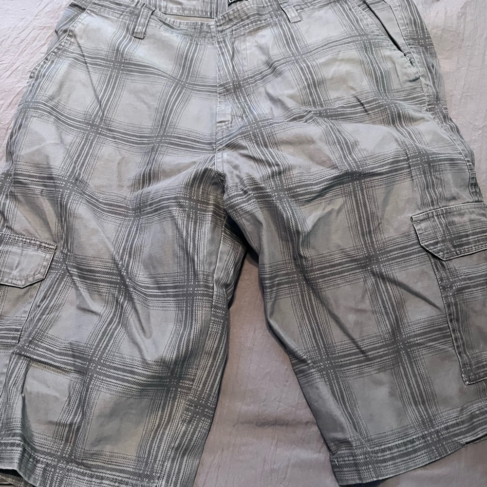 Elan Men's Gray Checkered Cargo Shorts